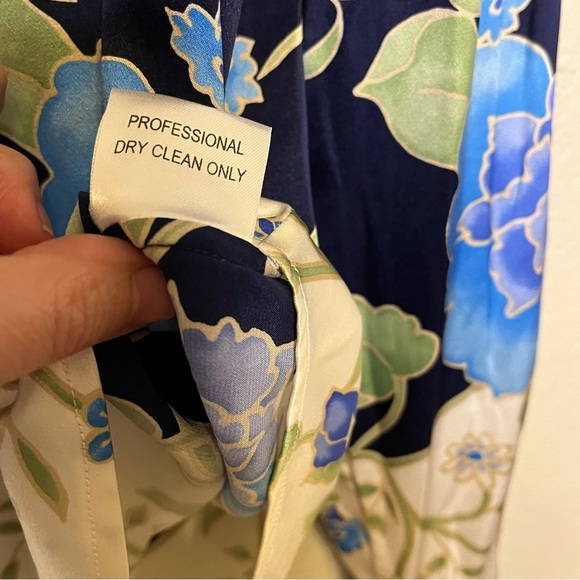 St. John Silk Floral Long Sleeve Button Down Blouse Women's Size 10 - Picture 8 of 11